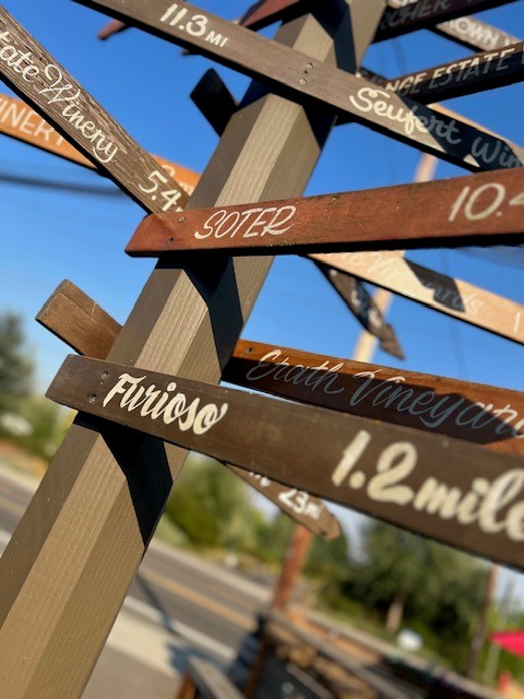 Image of directional sign in Oregon's Dundee Hills wine region