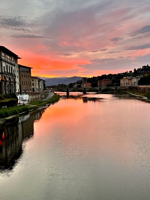 Photo at sunrise of the Arno River in Florence, Italy