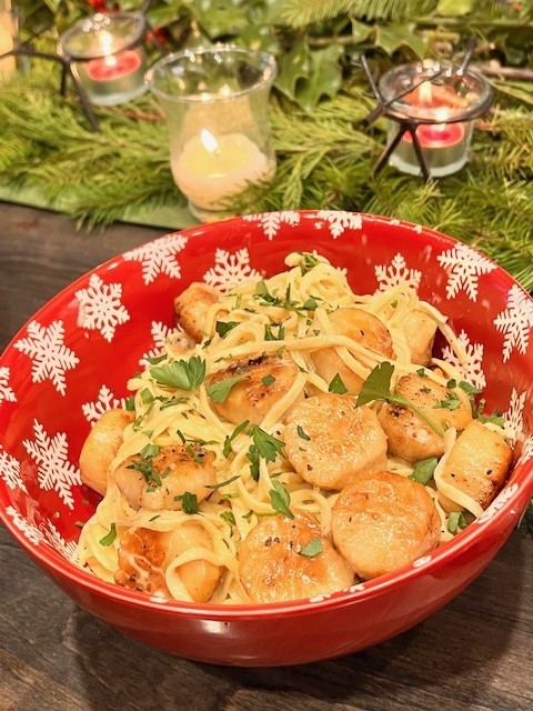 Creamy garlic scallops with pasta